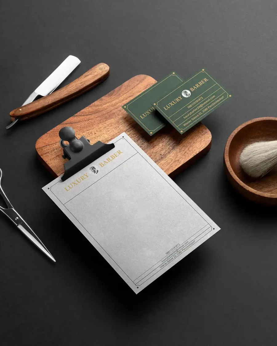 بطاقات عمل ومطبوعات Luxury Barber باللونين الأخضر والذهبي مع أدوات حلاقة رجالية